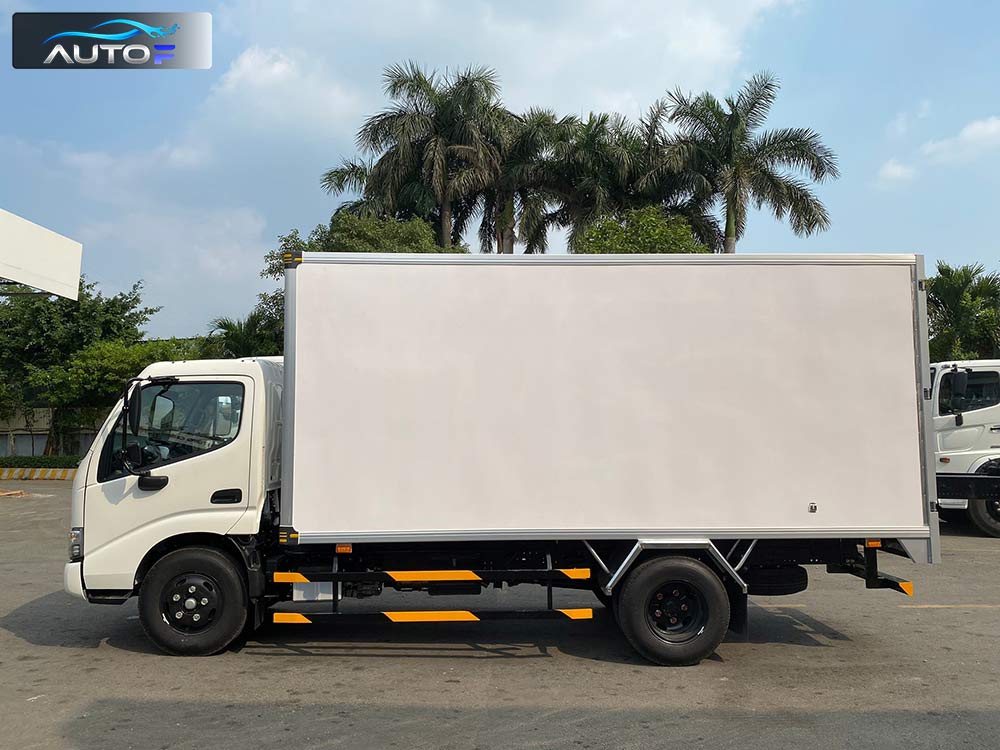Xe tải Hino XZU650L (1.9t - 4.5m) thùng kín composite